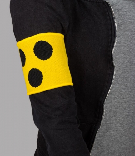 Eine Person Trägt Eine Gelbe Armbinde Mit Drei Schwarzen Punkten Blindenabzeichen Gelb mit 3 schwarzen Punkten Magnetclip 1Stück