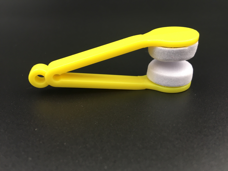 Brillen Reinigungszange mit Mikrofaser Farbe gelb